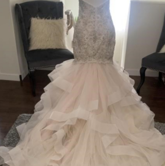 Wedding dress - Picture 2 of 6